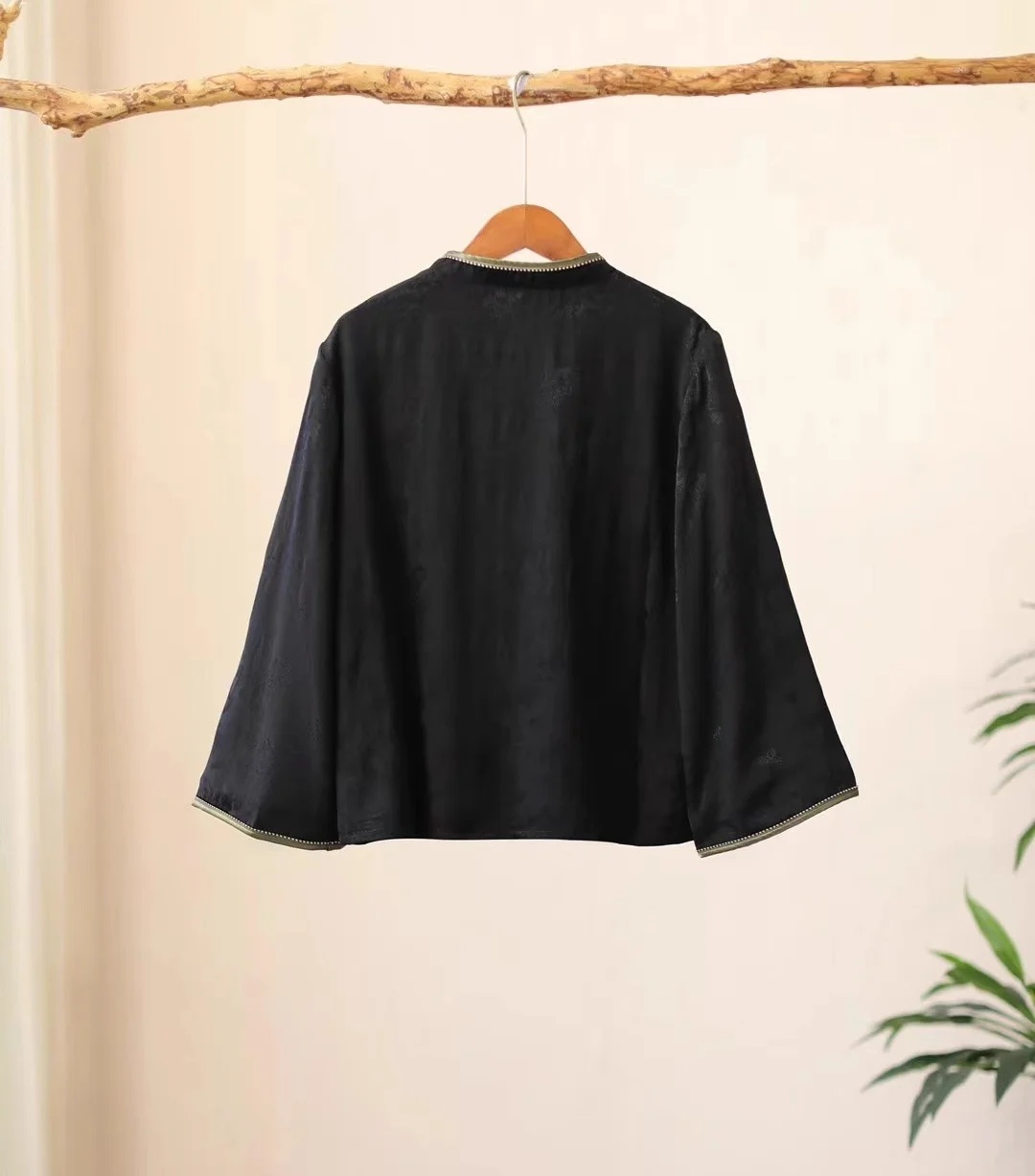 Chemisier de printemps de luxe - Embroidery On Black Shirt avis et prix