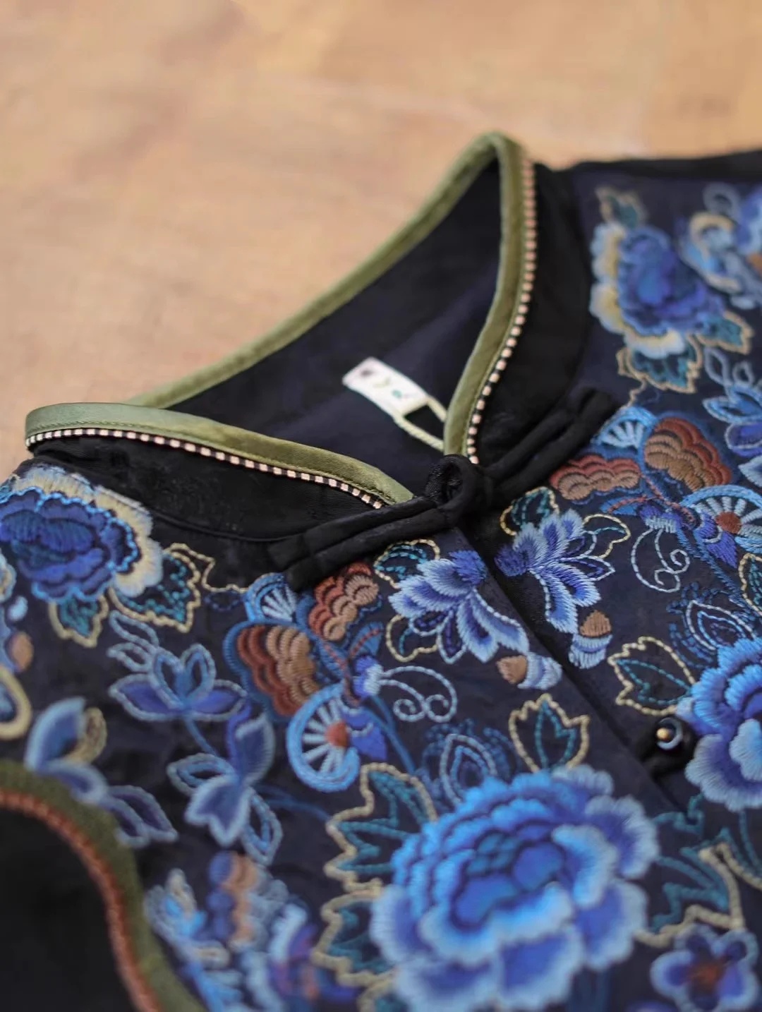 Chemisier de printemps de luxe - Embroidery On Black Shirt avis et prix